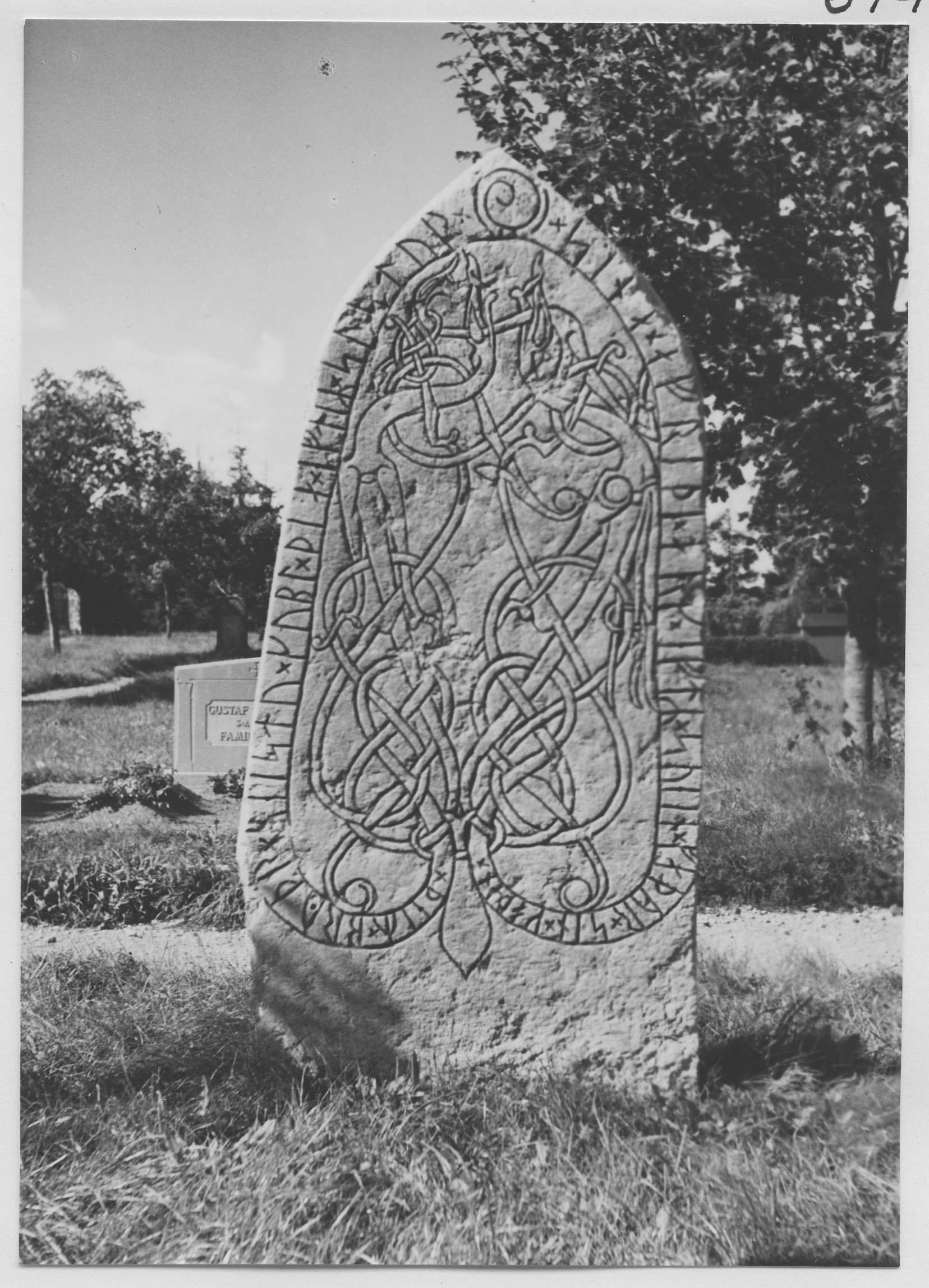 Mårten Sjöbeck, Sandby kyrkogård, runinskrifter