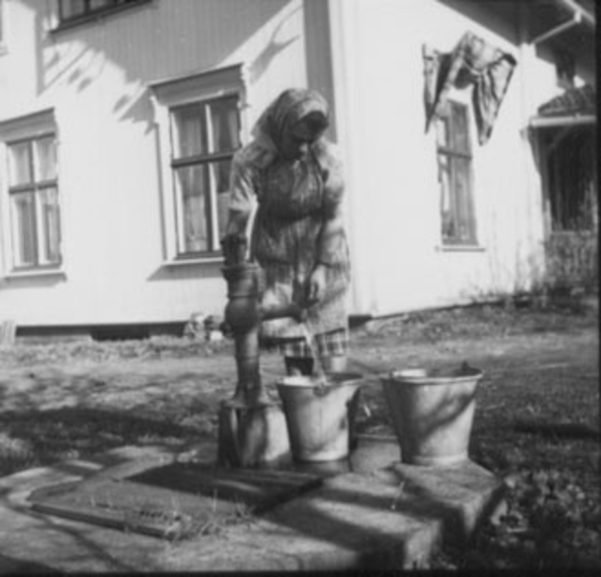 Anno Domkirkeodden, STANGEBYEN, DAME HENTER VANN VED VANNPOST, BRØNN, PUMPE, BØTTER, LUNDBERG,