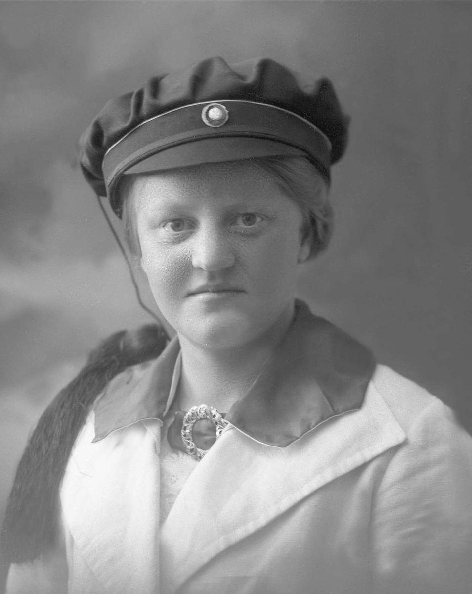 Gustav Borgen, Portrett, kvinne med studentlue. Mosse Coucheron.