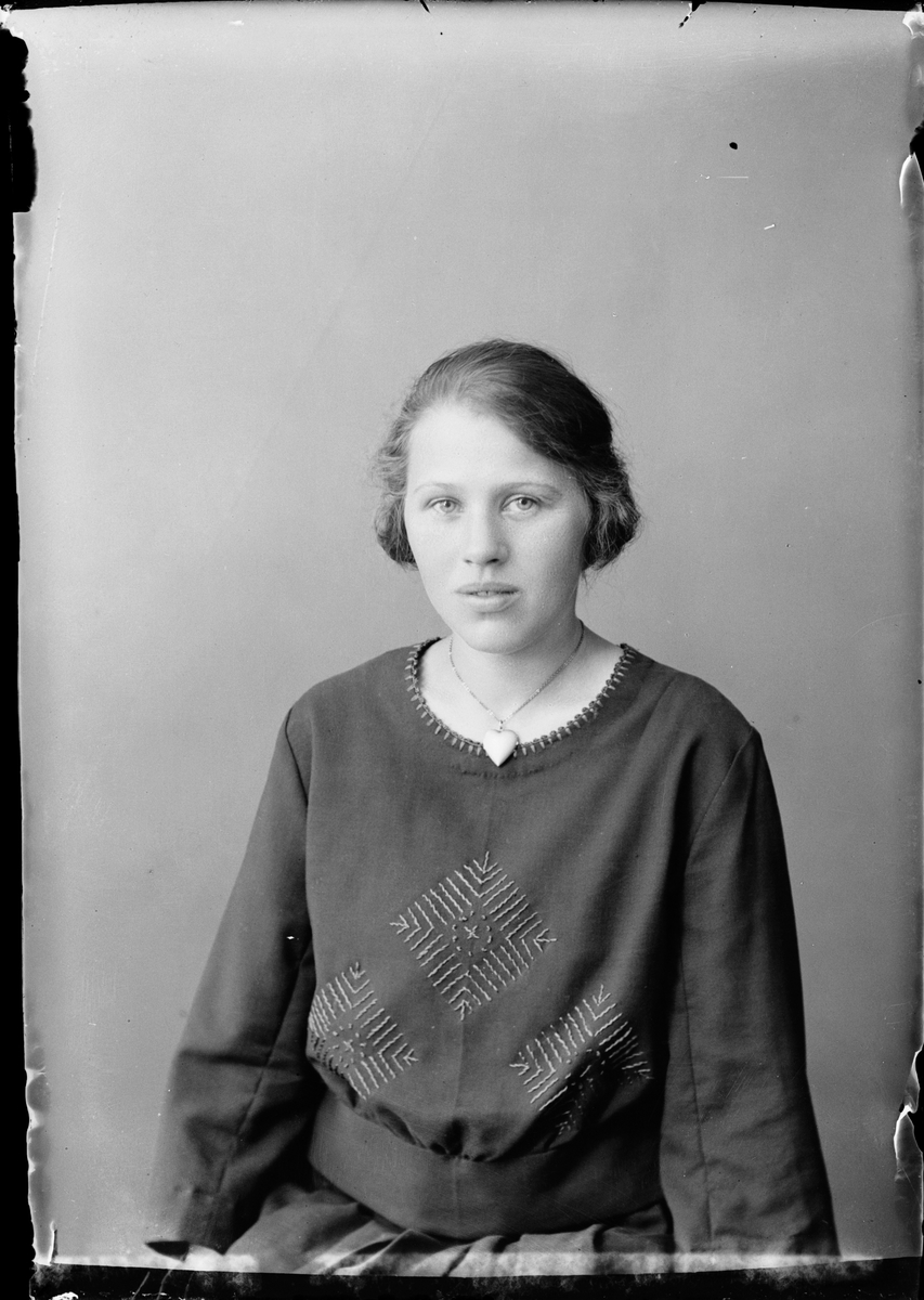 Skötsner-Edhlund, Ateljéporträtt - Linnéa Eneroth från Alunda, Uppland 1924