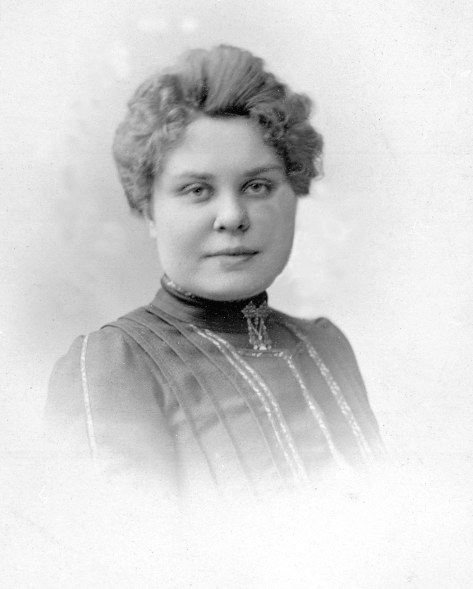 Anno Domkirkeodden, Portrett av Julie Eline Gjestvang (1880-1964) fra Aske Nordre, Nes, Hedmark. Sangerinne, sangpedagog.