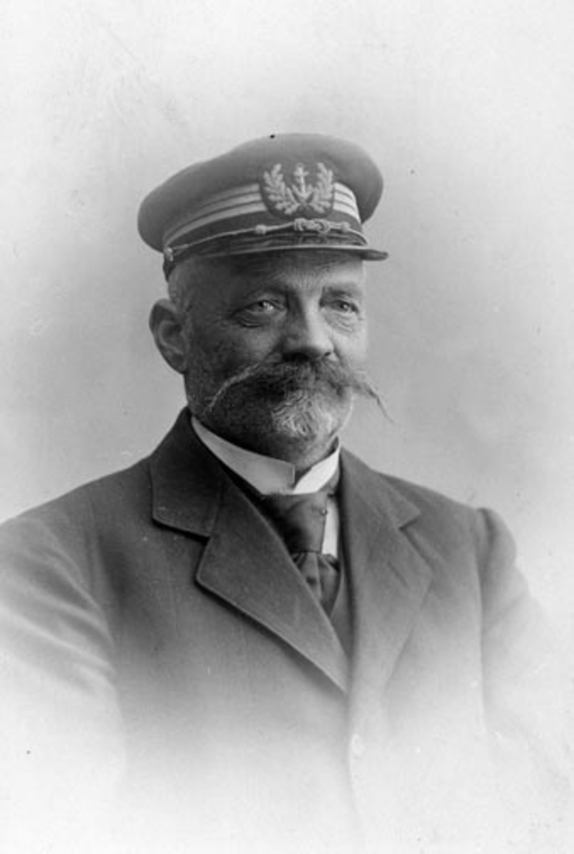 Anno Domkirkeodden, Portrett av kaptein Helmer Julius Ganes (1879-1927). Var fører av D.S Bundefjord, senere fører av flere båter for Hamar Dampskipsselskap. Bodde i Bækkelund, Nes, Hedmark.