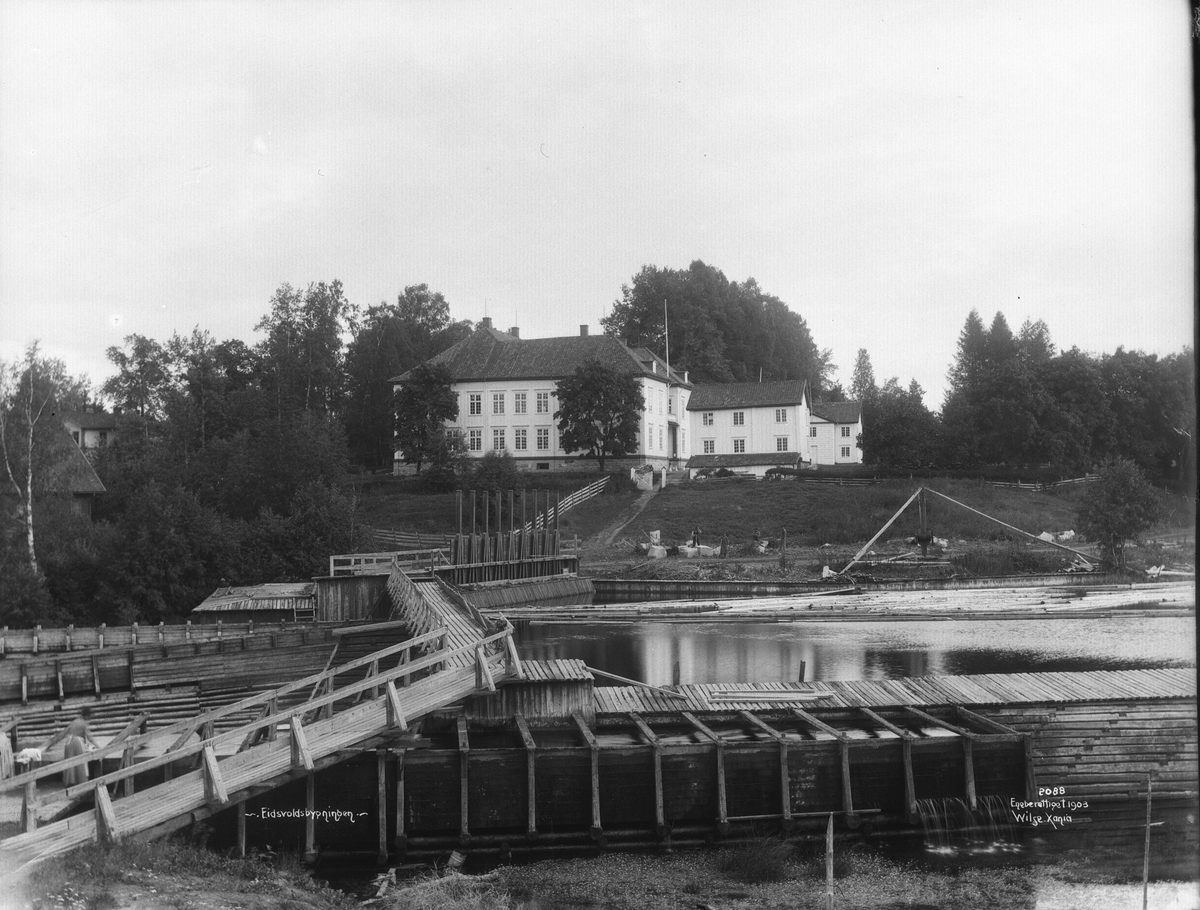 Anders Beer Wilse, Prot: Eidsvold - Eidsvoldsbygningen fra vest 6. Aug. 1903