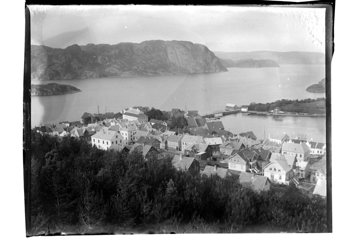 Rolf Sr. Sundt, Utsikt over Farsund fra Varbakk, før bybrannen 1901. Antagelig fotografert 1900-01.