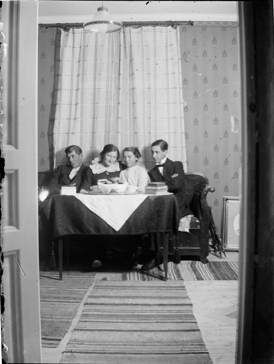 Skötsner-Edhlund, Sara and Joseph with company, at home, Östhammar, Uppland