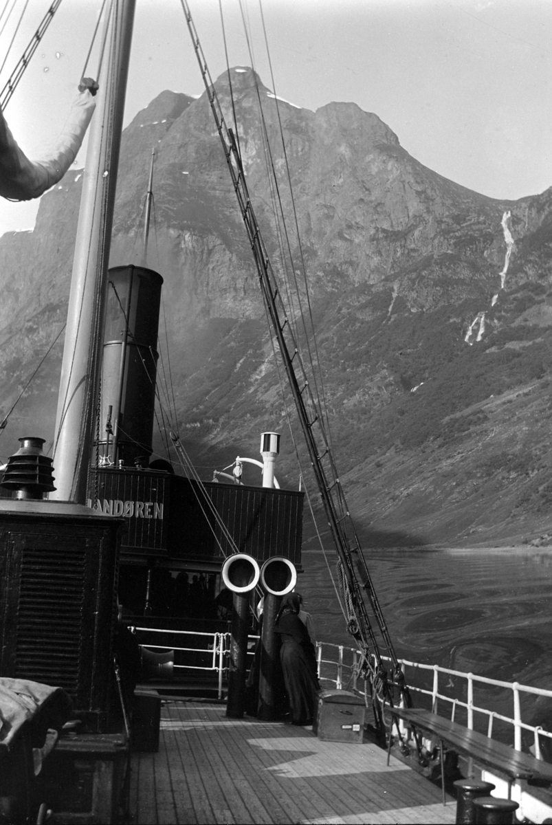 Ole Hansen Løken, D/S "Kommandøren" levert 1891 til Nordre Bergenhus Amts Dampskibe (Fylkesbaatane i Sogn og Fjordane).