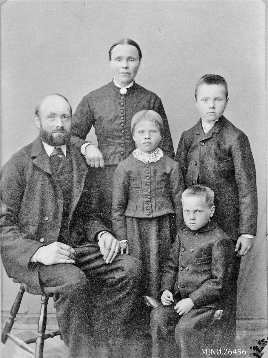 Cabinet Potrait, Familie. fv. Bersvend Erikson Gammelstumoen f. 21. 11. 1838, True Olesdtr. f. Lappland 28. 3. 1847, Barn, Marit 17. 7. 1881, Erik 30. 1. 1879, Ola 27. 7. 1883.