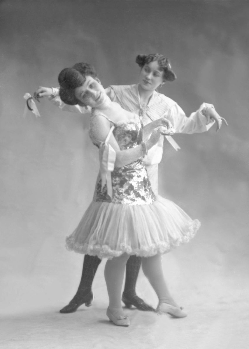 Gustav Borgen, Gruppeportrett, to unge kvinner. Dansere, Anita og Maria.