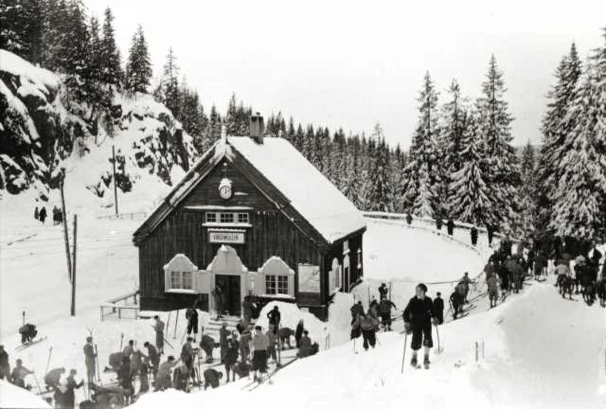 Hermann Christian Neupert, Voksenkollen stasjon, Nordmarka, Oslo. Vintermotiv. Skiløpere på stasjonen.