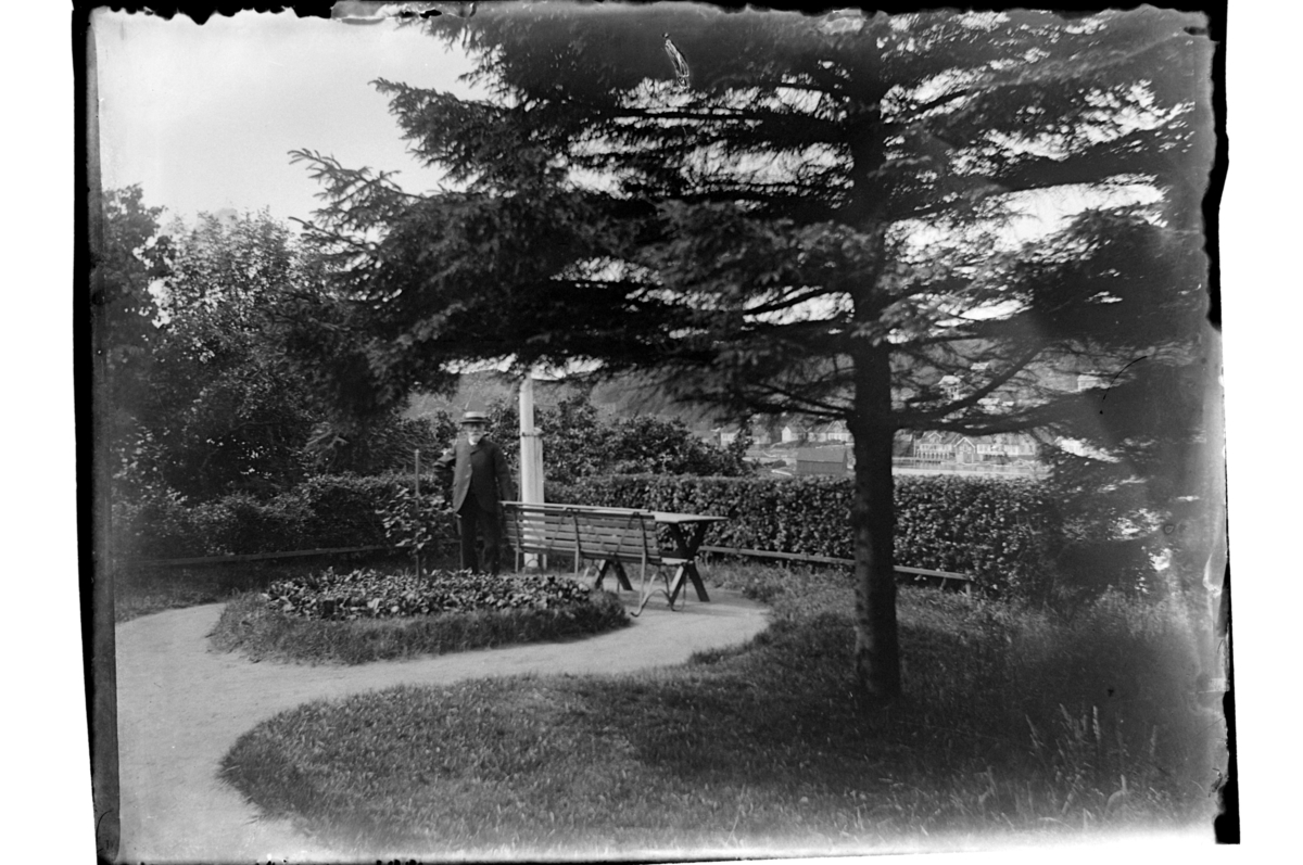 Rolf Sr. Sundt, Konsul Peter Ingvard Sundt i hagen på Farøy. I bakgrunnen Farsund. Fotografert 1903-1904.