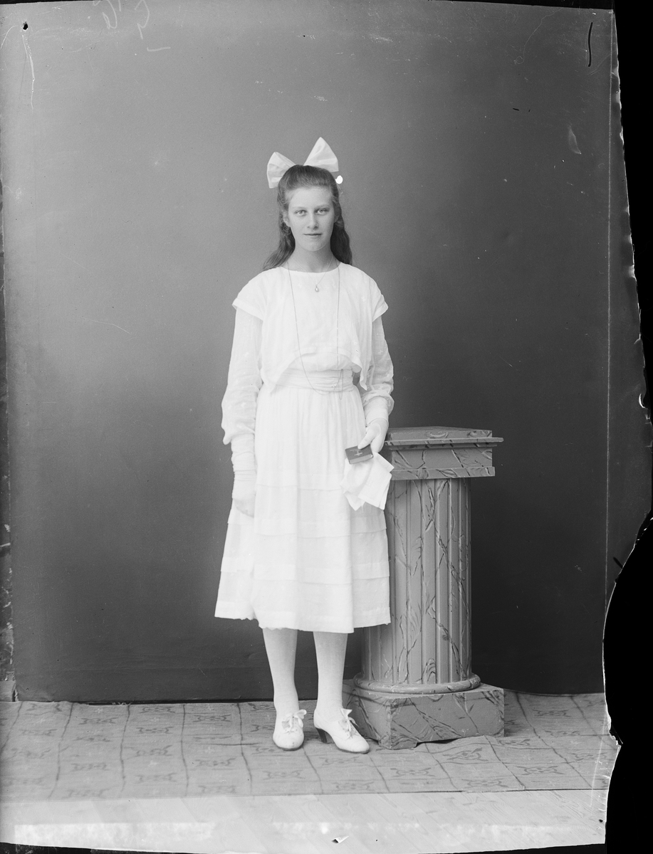 Skötsner-Edhlund, Ateljéporträtt - Irma Bergström från Börstil socken, Uppland 1922