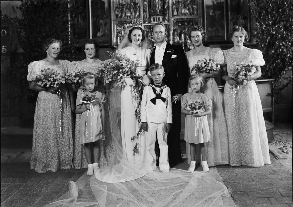 Skötsner-Edhlund, Brudpar med brudtärnor och brudnäbbar i Hökhuvuds kyrka, Uppland