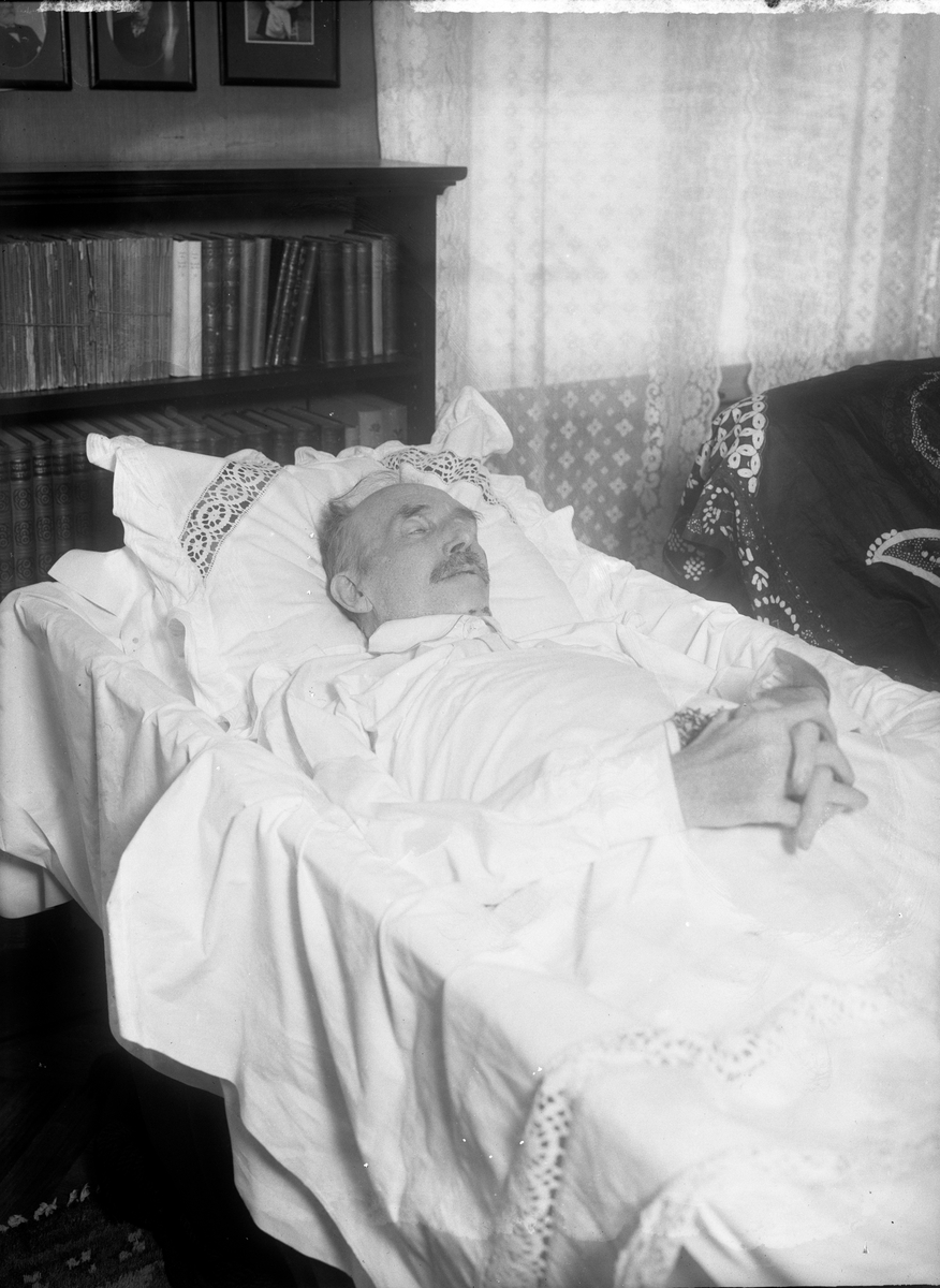 Gustav Borgen, Post mortem-fotografi. Død mann i kiste.