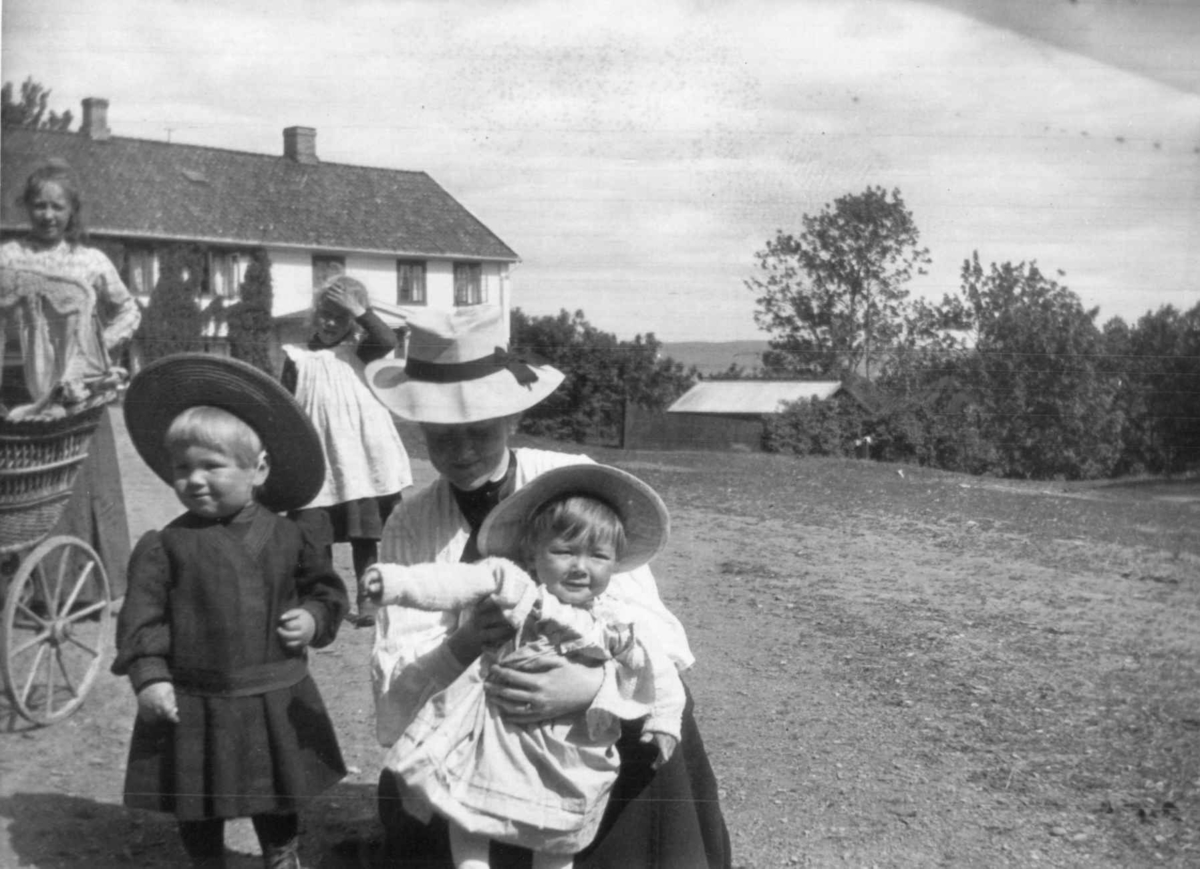 Fredrik Emil Faye, Gruppeportrett, Løkenes, Asker. Kvinne med barn og barnevogn foran hovedbygning. Ant. juni 1904. Fra serie antatt fotografert av kammerherre Fredrik Emil Faye (1844-1903), Dal gård, Ullensaker.