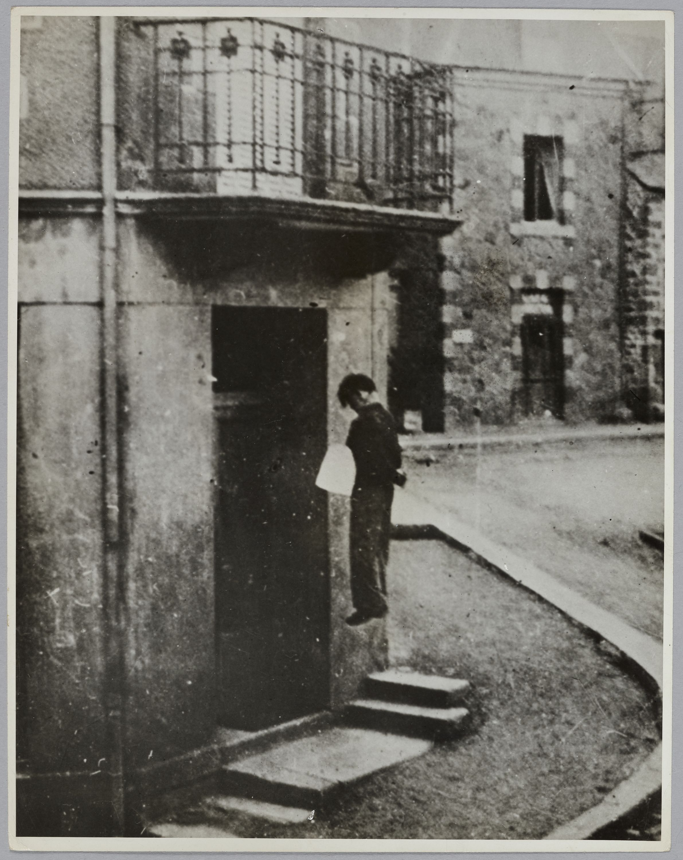 United States Information Service, Louis Briand, résistant des FFI de 18 ans, pendu par les Allemands à un balcon (n° 14 place de la République - Rue de la Marne)