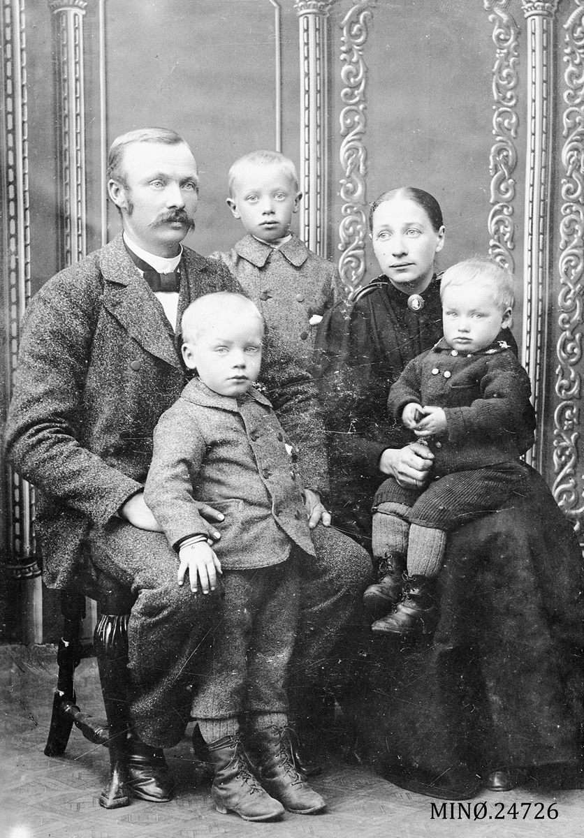 Iv. Olsen, Familiebilde.