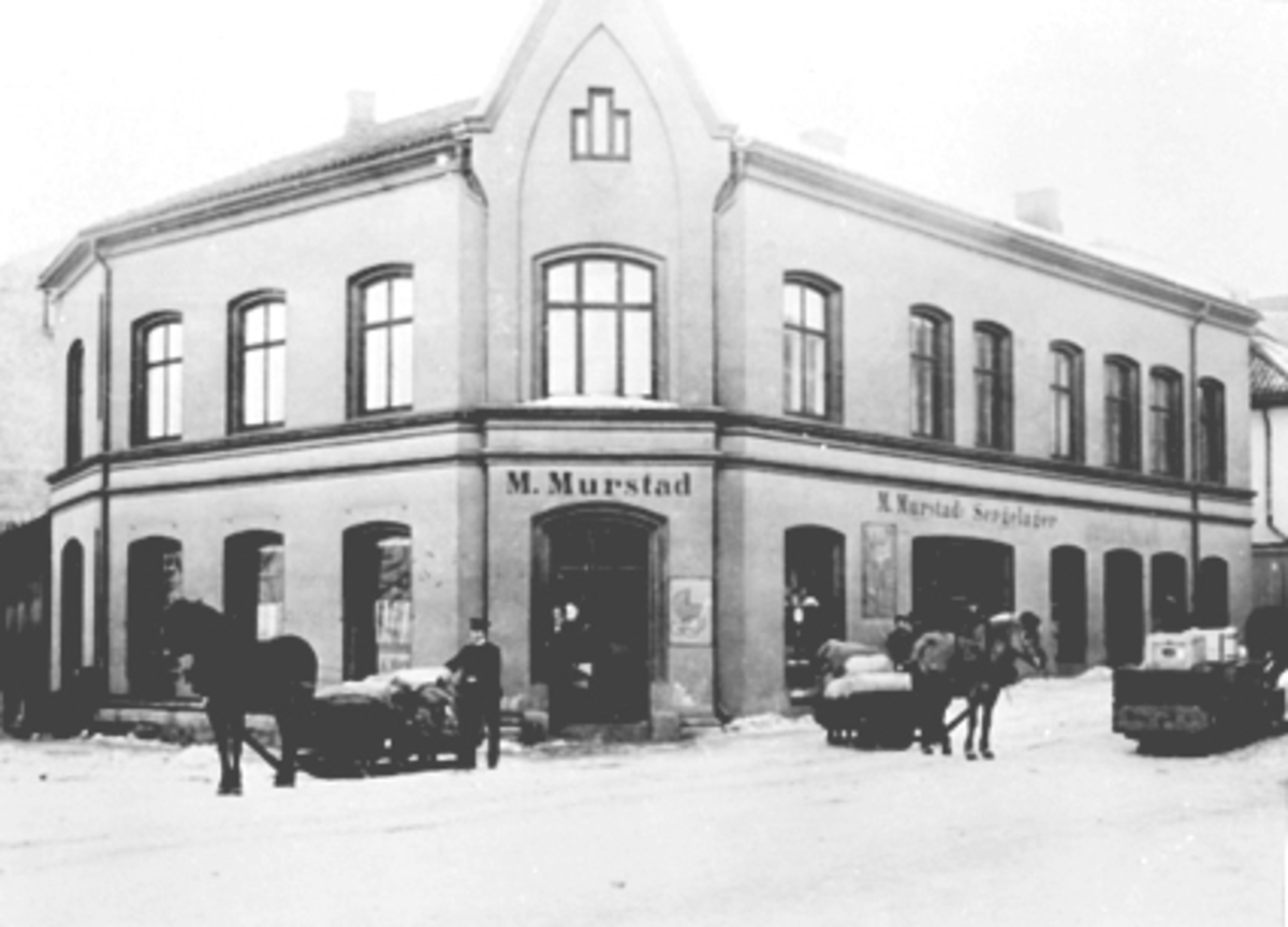 Anno Domkirkeodden, EKSTERIØR M. MURSTADS FORRETNING, STORHAMARGATA. 12, 3 KARER MED HESTER OG SLEDE, VARETRANSPORT.