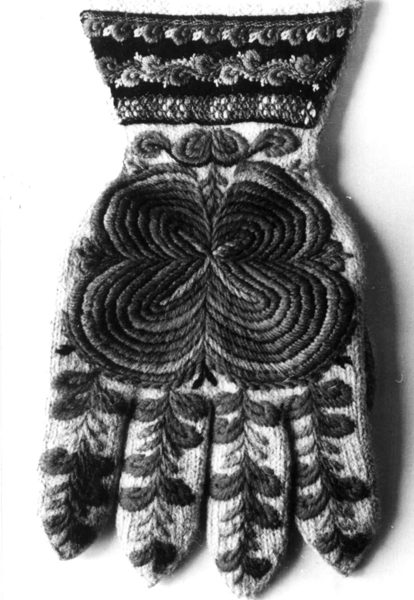 Anna Grostøl, Fingervott med "Eljen-saum", rikt brodert. Hægeland, Vennesla, Vest-Agder 1941.