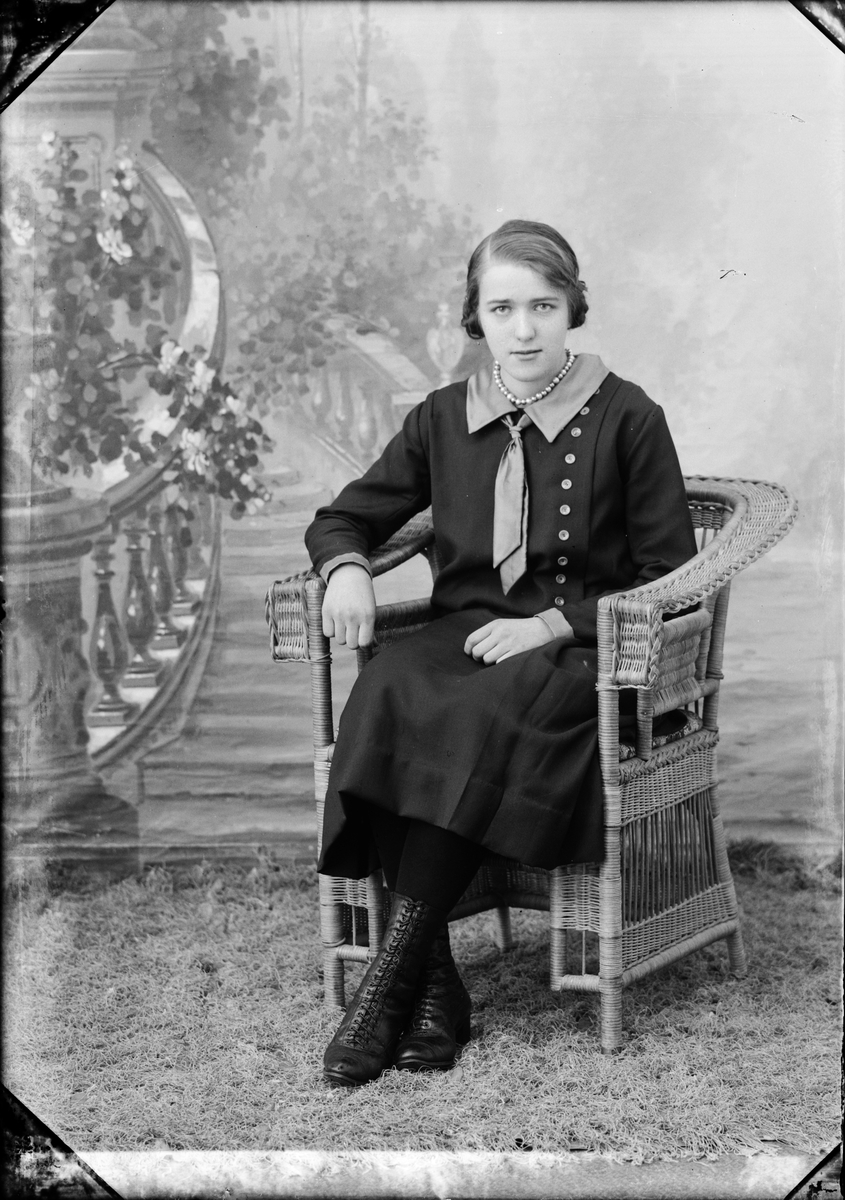 Skötsner-Edhlund, Ateljé Portrait - Ines Pettersson from Ånö, HökA, Uppland 1926