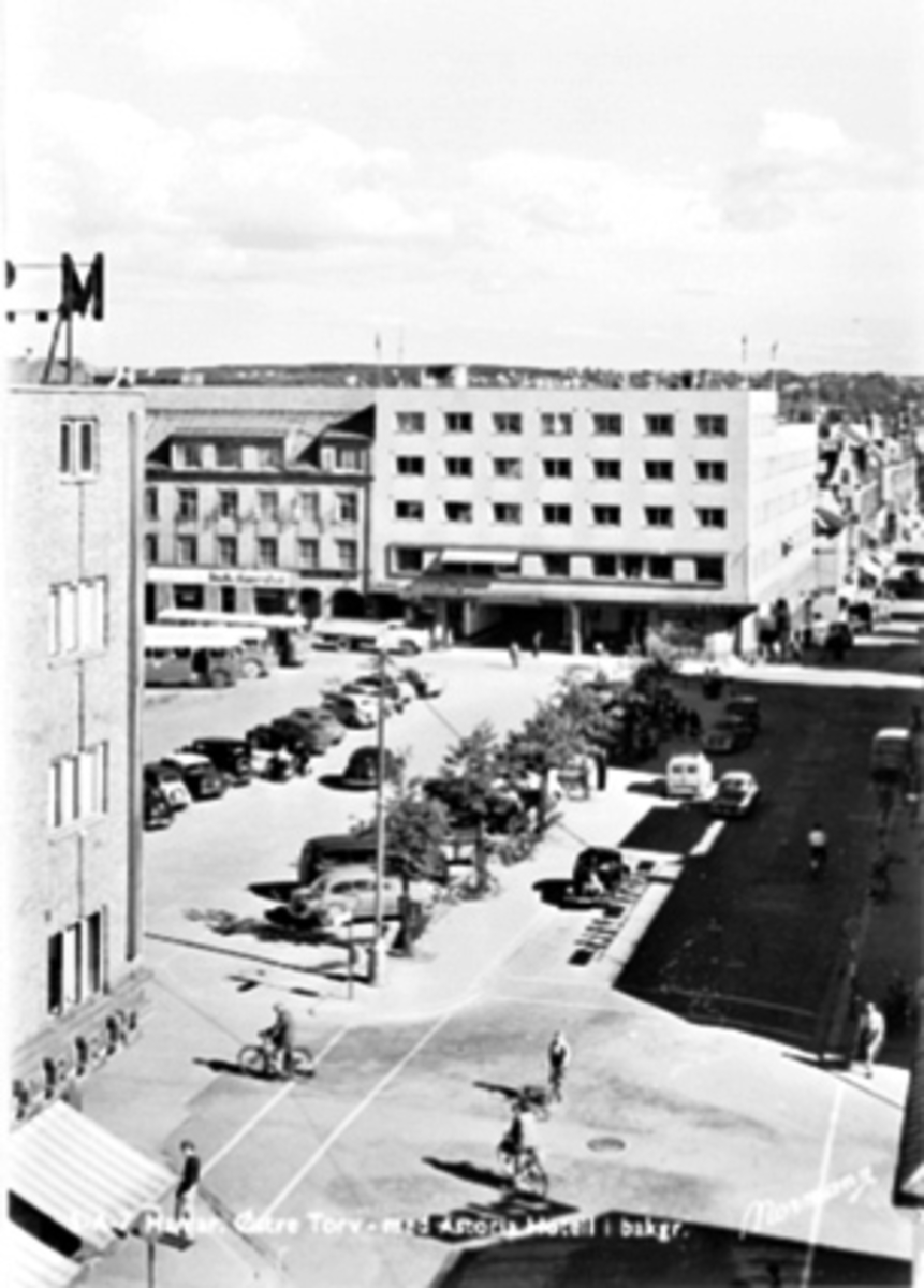 Anno Domkirkeodden, OVERSIKT ØSTRE TORG, BILER, FOLK, MOT HOTELL ASTORIA