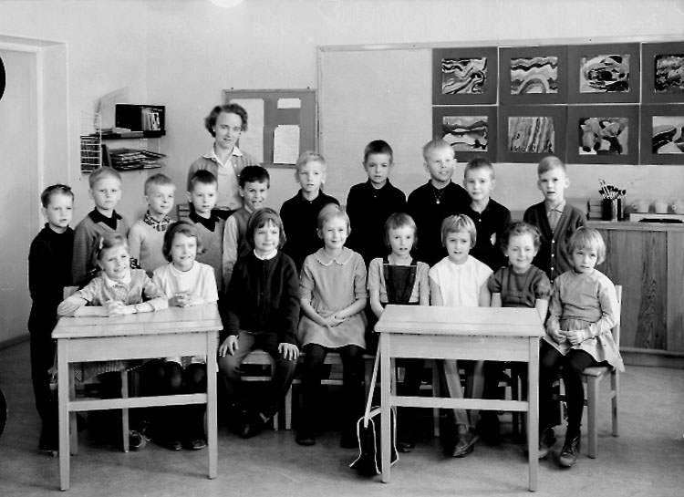 Sven Lindskog, Olaus Petriskolan, klassrumsinteriör, 18 skolbarn med lärarinna fru Kerstin Gustafsson. Klass 1aa, sal 5.