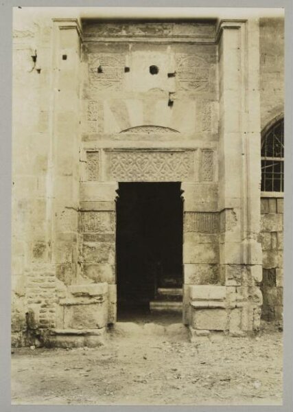K.A.C. Creswell, Interior entrance from the courtyard in Bayt al-Razzaz with the blazon of Mamluk Sultan Qaytbay, Cairo