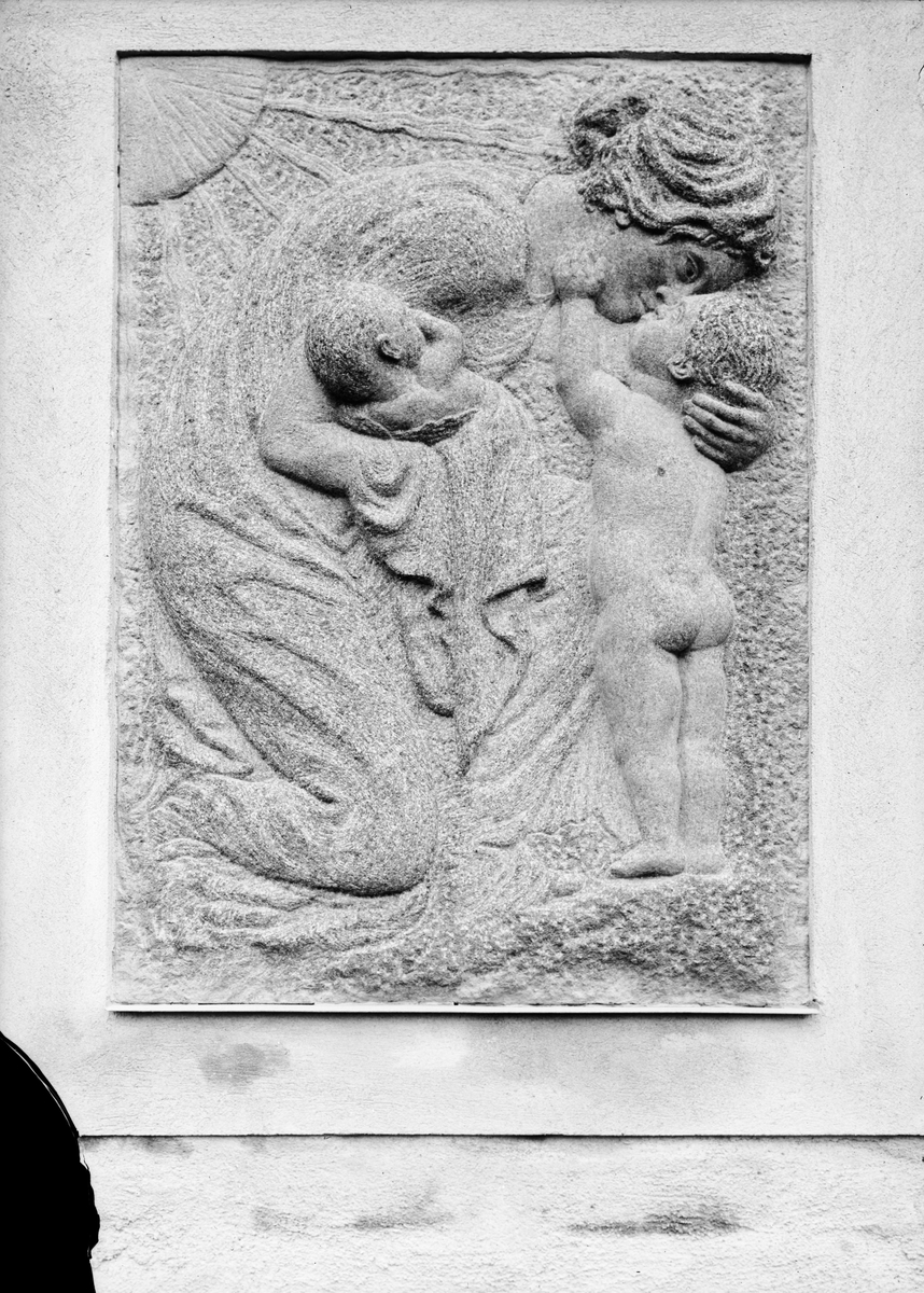 Paul Sandberg, Reliefskulptur, Uppsala