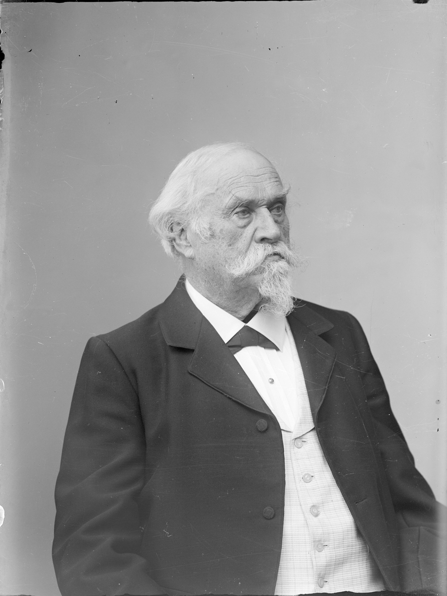 Henri Osti's Fotografiateliér, Ateljéporträtt - fotografen Henri Osti, Uppsala 1911