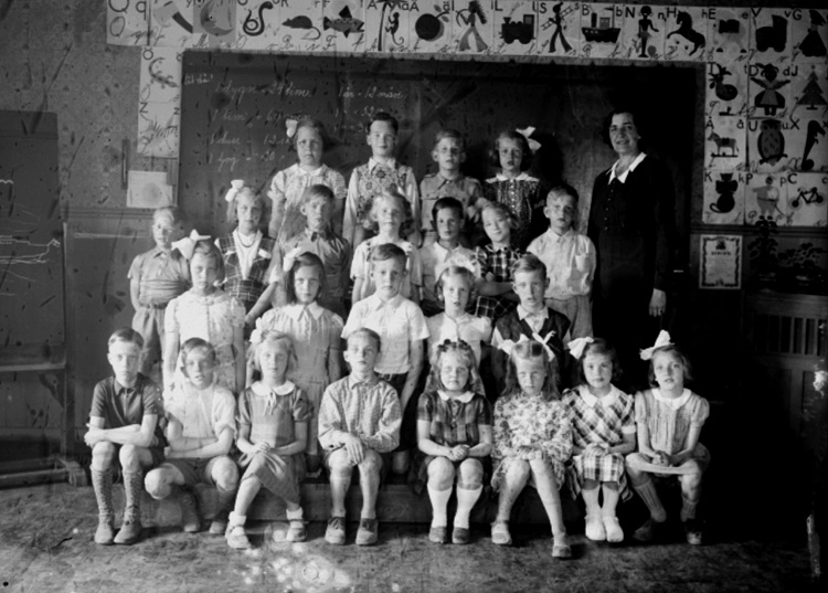 Samuel Lindskog, Sofielundsskolan, klassrumsinteriör, 24 skolbarn med lärarinna fröken Anna Thyresson. Klass 2, sal 4.