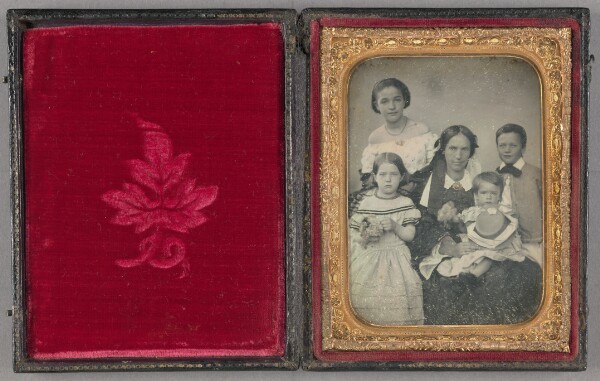 Unknown, [Portrait of a mother with her four children]