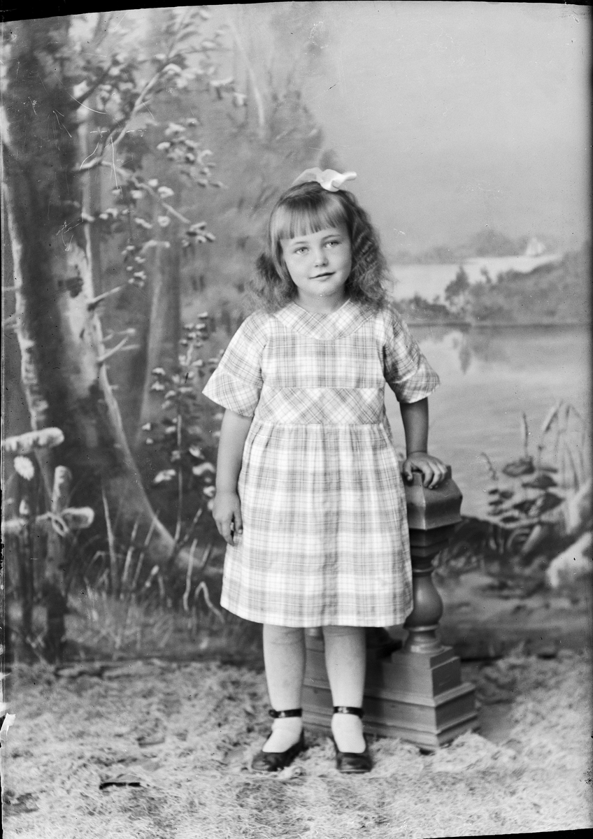 Skötsner-Edhlund, Ateljé Portrait - Britt Marianne Kalsson from Örbyhus, Uppland 1922