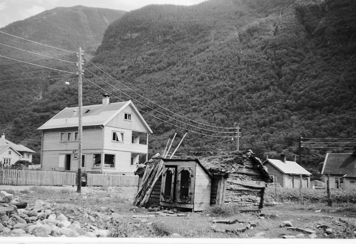 Håkon Prestkværn, Ukjente hus, i forgrunnen ei hytte med hønsehus.