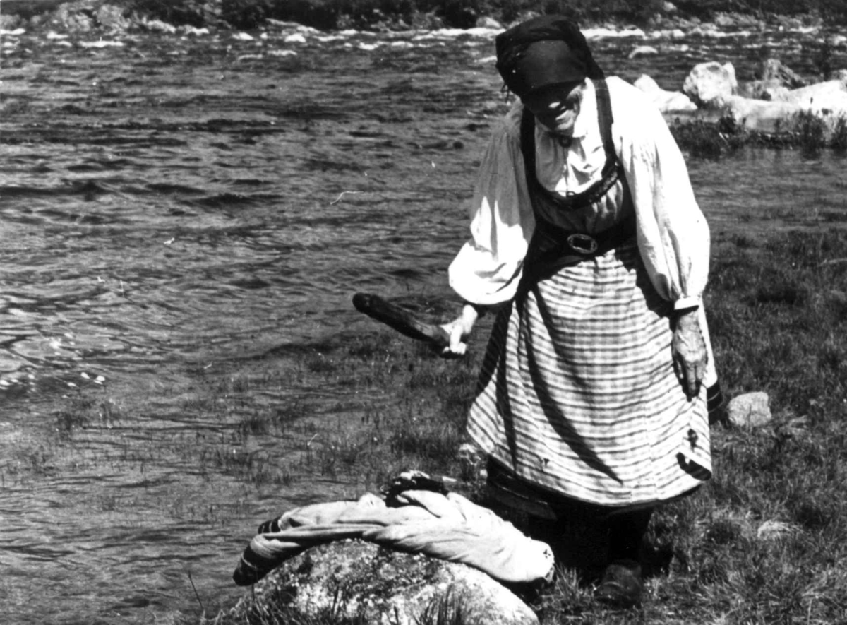 Anna Grostøl, Valle 1939. Ingeborg Skeivollen banker den gamle hverdagsstakken sin ved elven.