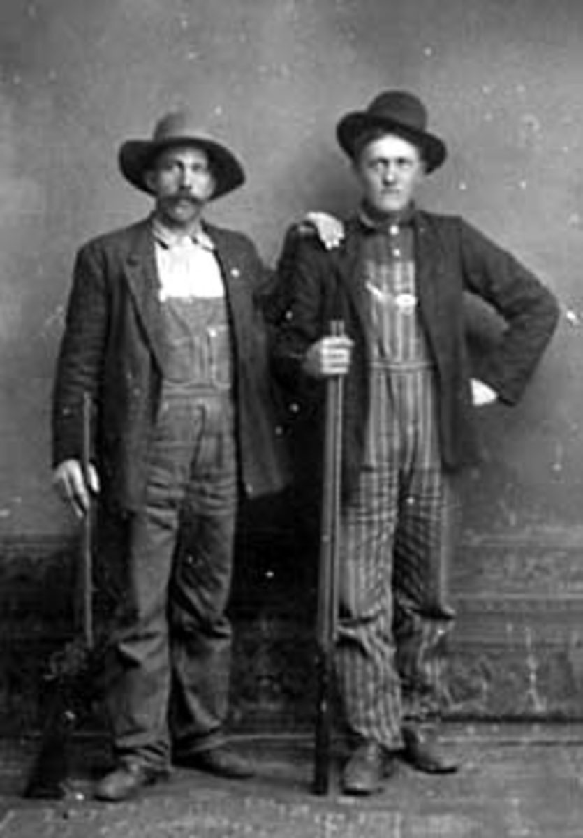 Normann Helger, GRUPPE: 2 MENN MED SKYTEVÅPEN, GEVÆR, TIL HØYRE: MAGNUS ELTON, UTVANDRET CA: 1900, UTVANDRER, USA