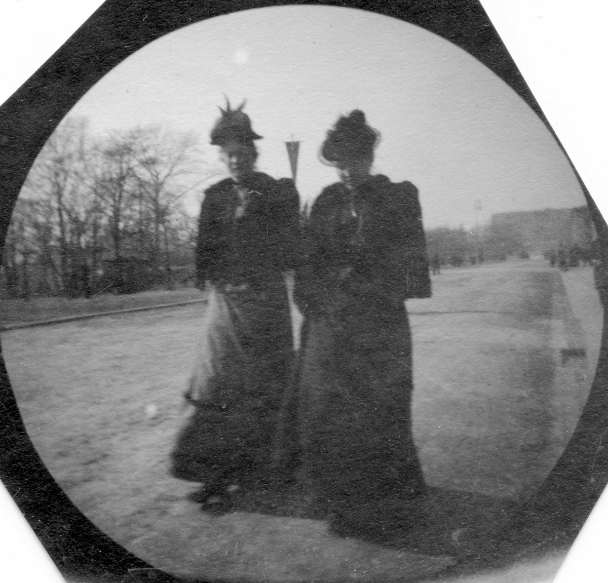 Fredrik Carl Mülertz Størmer, To damer spaserer på Karl Johans gate, Oslo, med ryggen til Slottet. Fra venstre: Ingeborg Dybwad, gift Lind, og Magnella Arentz.