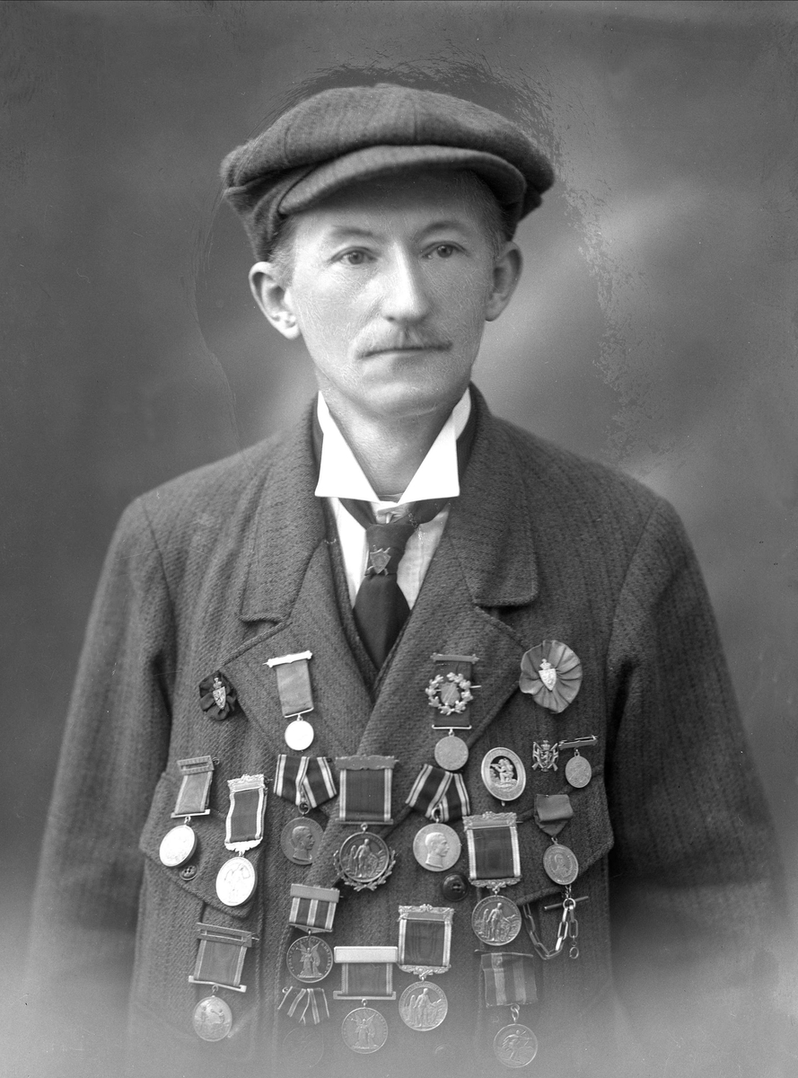 Gustav Borgen, Portrett, mann med medaljer. G Trykmann.