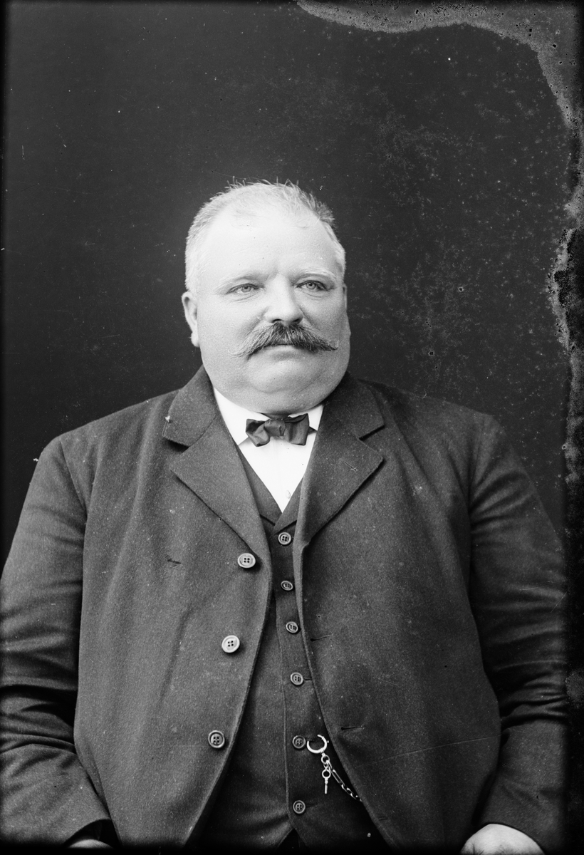 Skötsner-Edhlund, Ateljéporträtt - man, Östhammar, Uppland