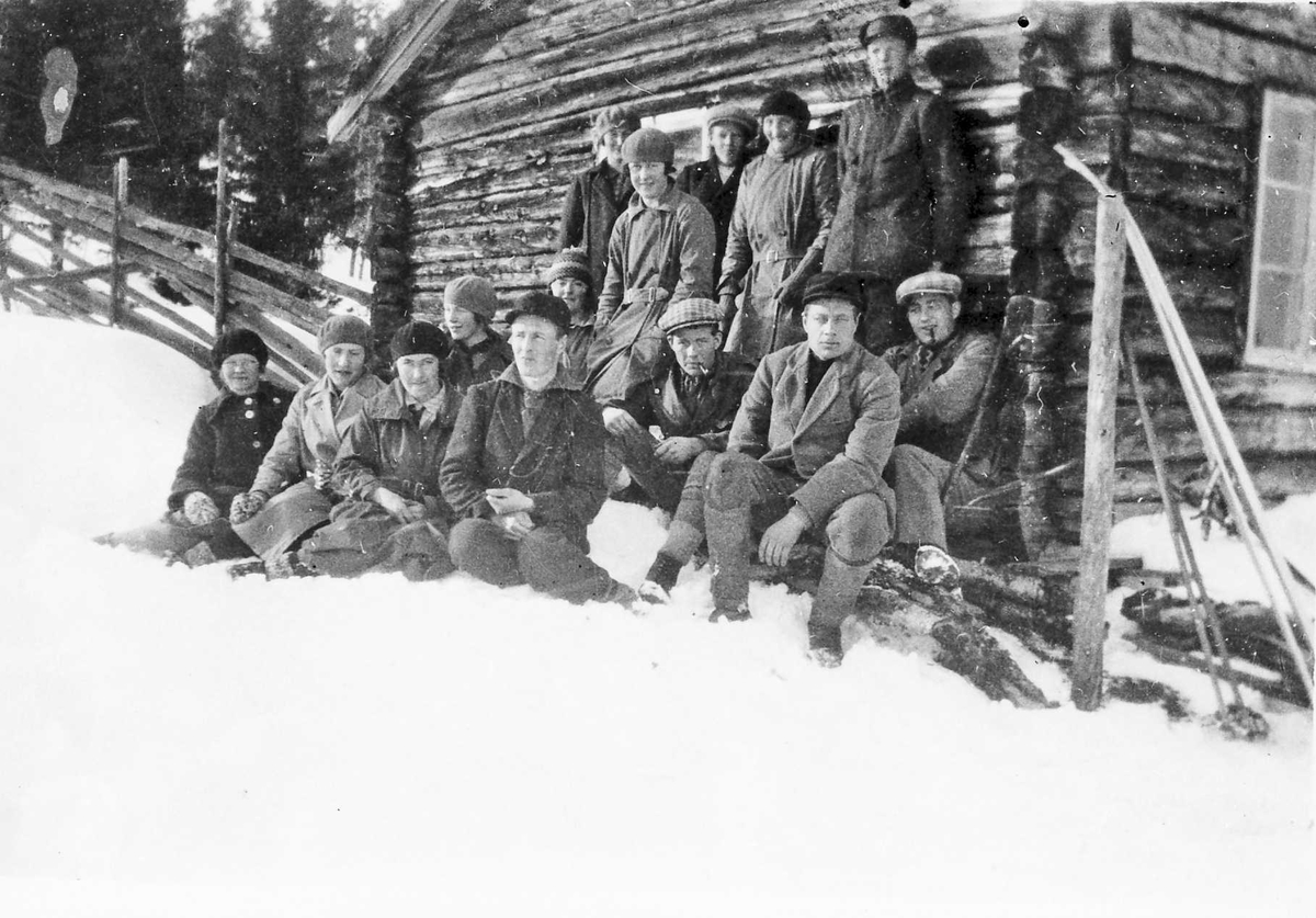 Rachel Haarseth, Personer, klær, ski og skistaver, skigard, hytte.