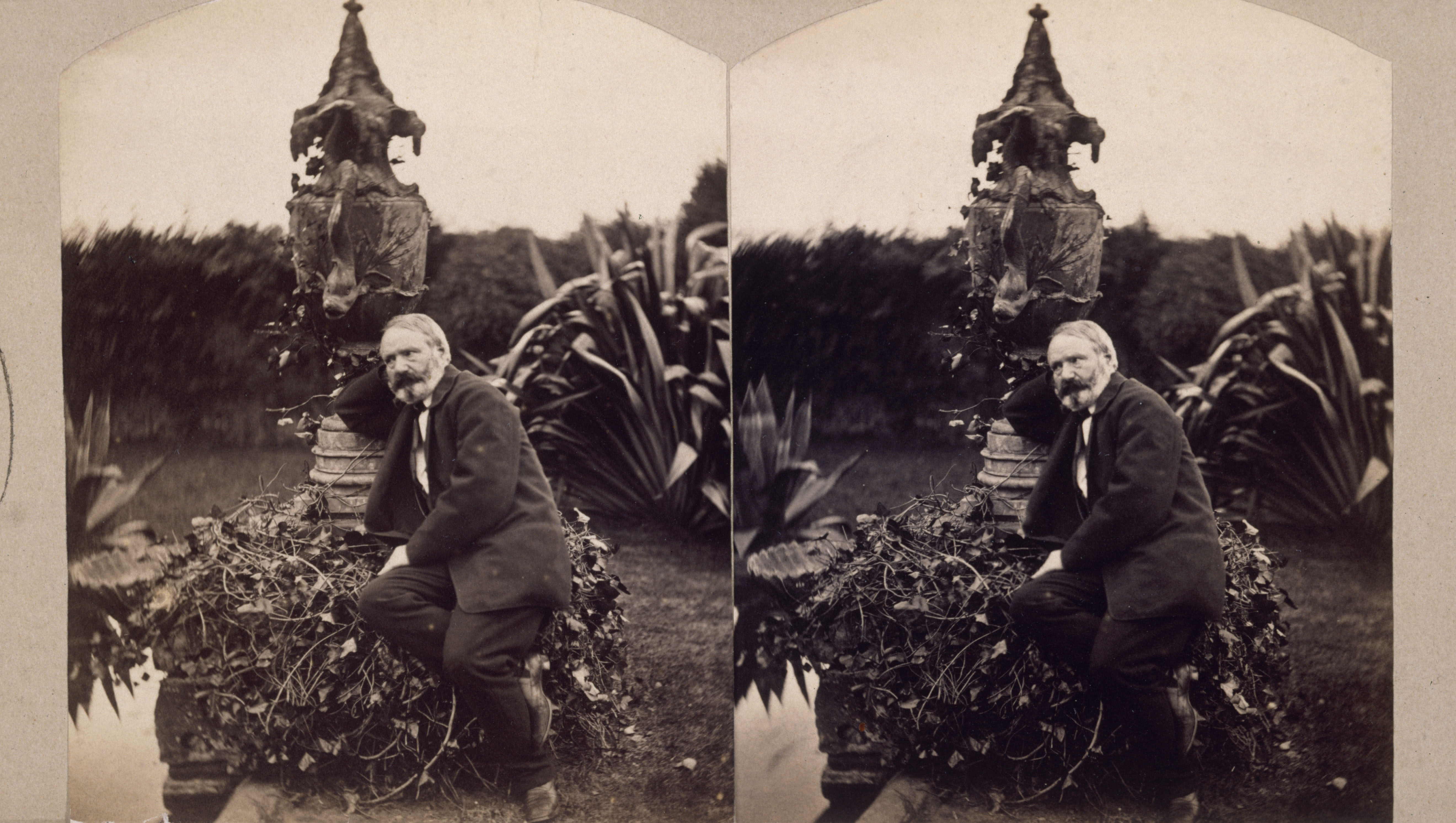 Edmond Bacot, Victor Hugo assis devant la fontaine aux serpents dans le jardin d’Hauteville House