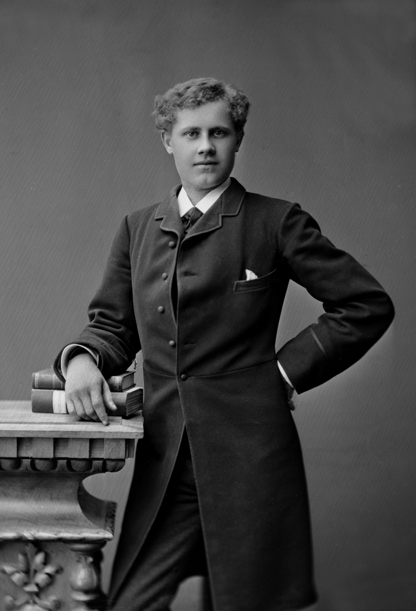 Maria Tesch, Porträtt Fotograferad i Maria Teschs ateljé som fanns i Linköping åren 1873 - 1936. Digitaliserad efter original glasnegativ som förvaras på Stiftsbiblioteket /Linköpings stadsbibliotek.