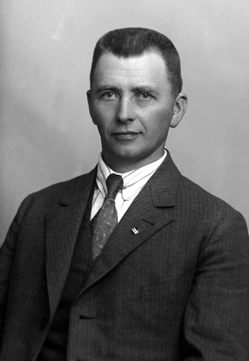 Christian Grundseth, GIMNES LÆRER, HALVFIG. , SERTF. , 34799