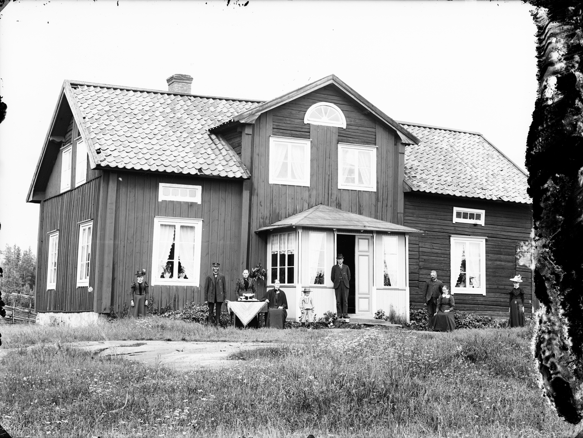 Skötsner-Edhlund, Group retreat in front of residential buildings, Östhammar, Uppland