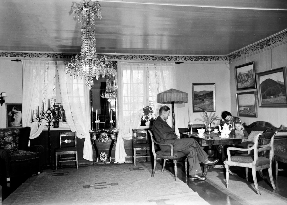 Anno Domkirkeodden, Interiør, bjørkestua på Glestad gård, Veldre, Ringsaker. Møbler, malerier, lamper. Eivind Glestad, Astrid Glestad, Andreas Sæhlie.