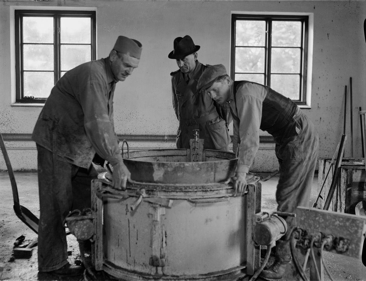 Paul Sandberg, Production of a well ring at St Erik’s Lervarav, Luthagen In the middle, Carl Thorefeldt