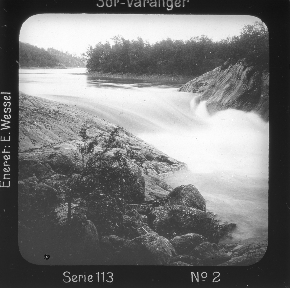 Ellisif Rannveig Wessel, Harefoss, Pasvikelven, Sør-Varanger, Finnmark. Motivet har nr.2. i lysbildeforedraget kalt "I lappernes land - Sør-Varanger", utgitt i Nerliens Lysbilledserier, serie nr 113.