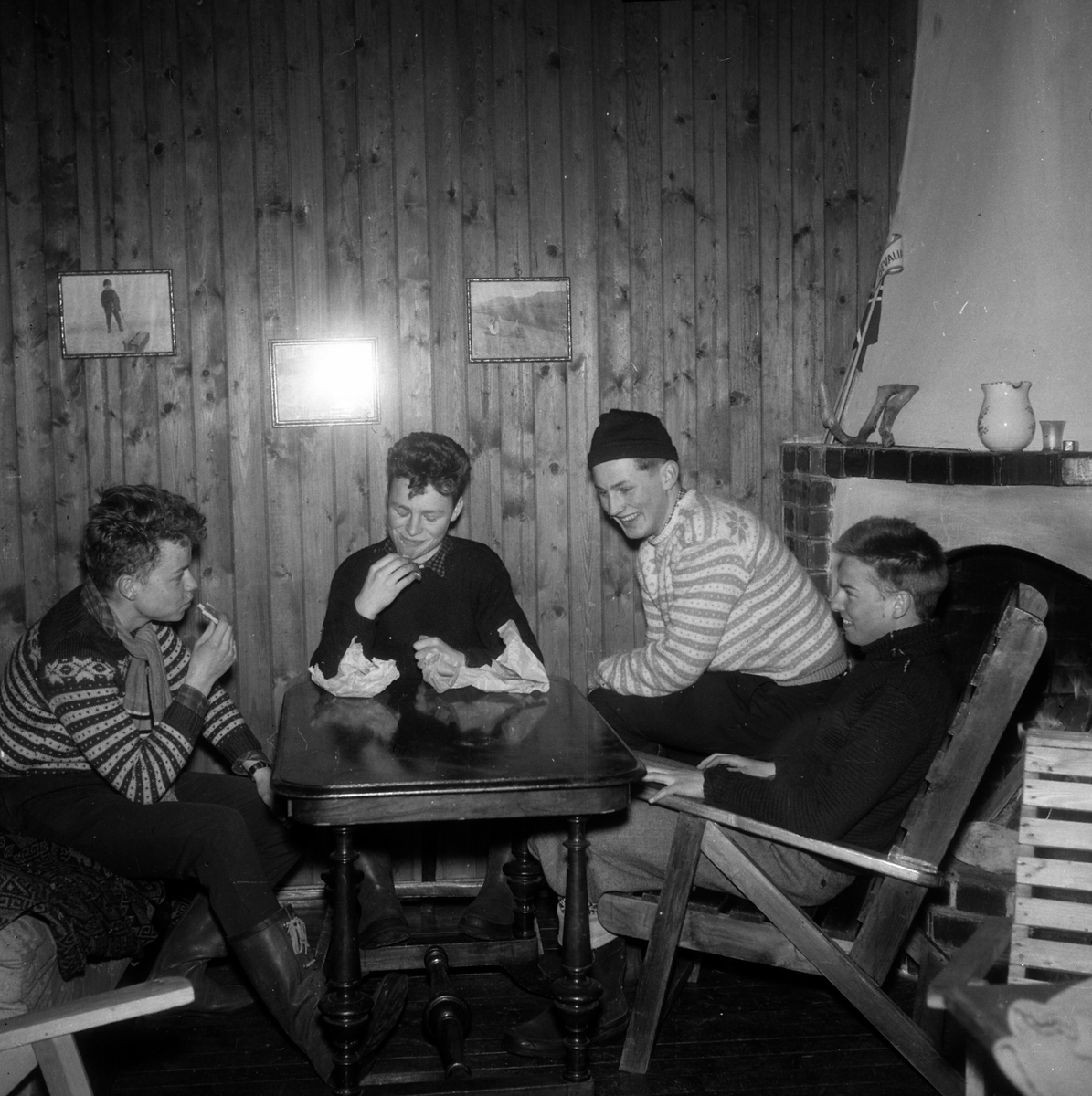 Adolf Skjegstad, På Skjegstad-hytta på Furubergstranda, Strandvegen langs Mjøsa i Hamar. Peisestue, matpakke, ukjente.
