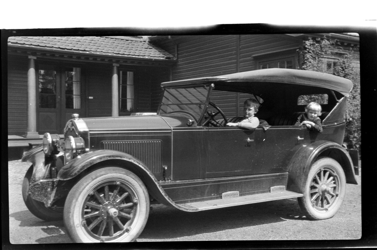 Rolf Sr. Sundt, Brødrene Julius og Rolf Sundt jr. i sin fars Buick foran Halfdan Sundts hus i Stavern. Fotografert 1925.