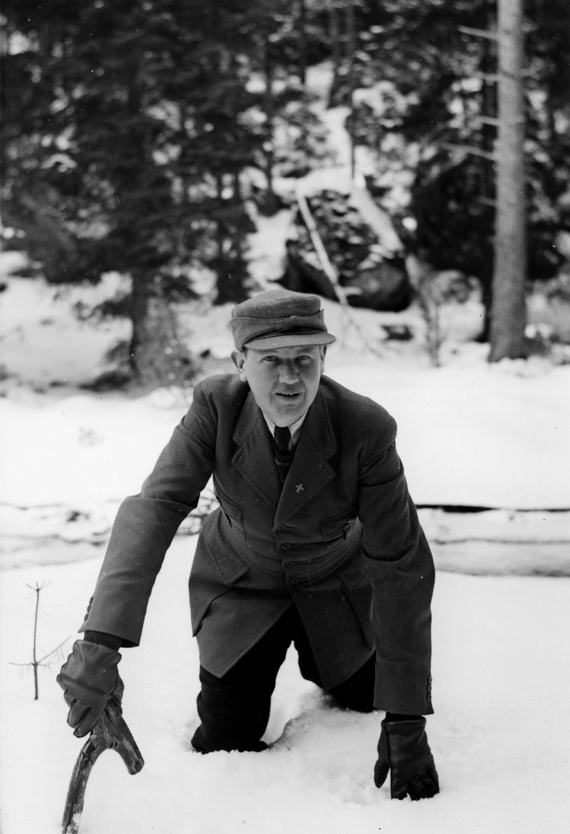 Eric von Rosen, Thure Elgåsen vadar i snö i Vitsandsbäcken. Vinterbild. 9 mars 1945.