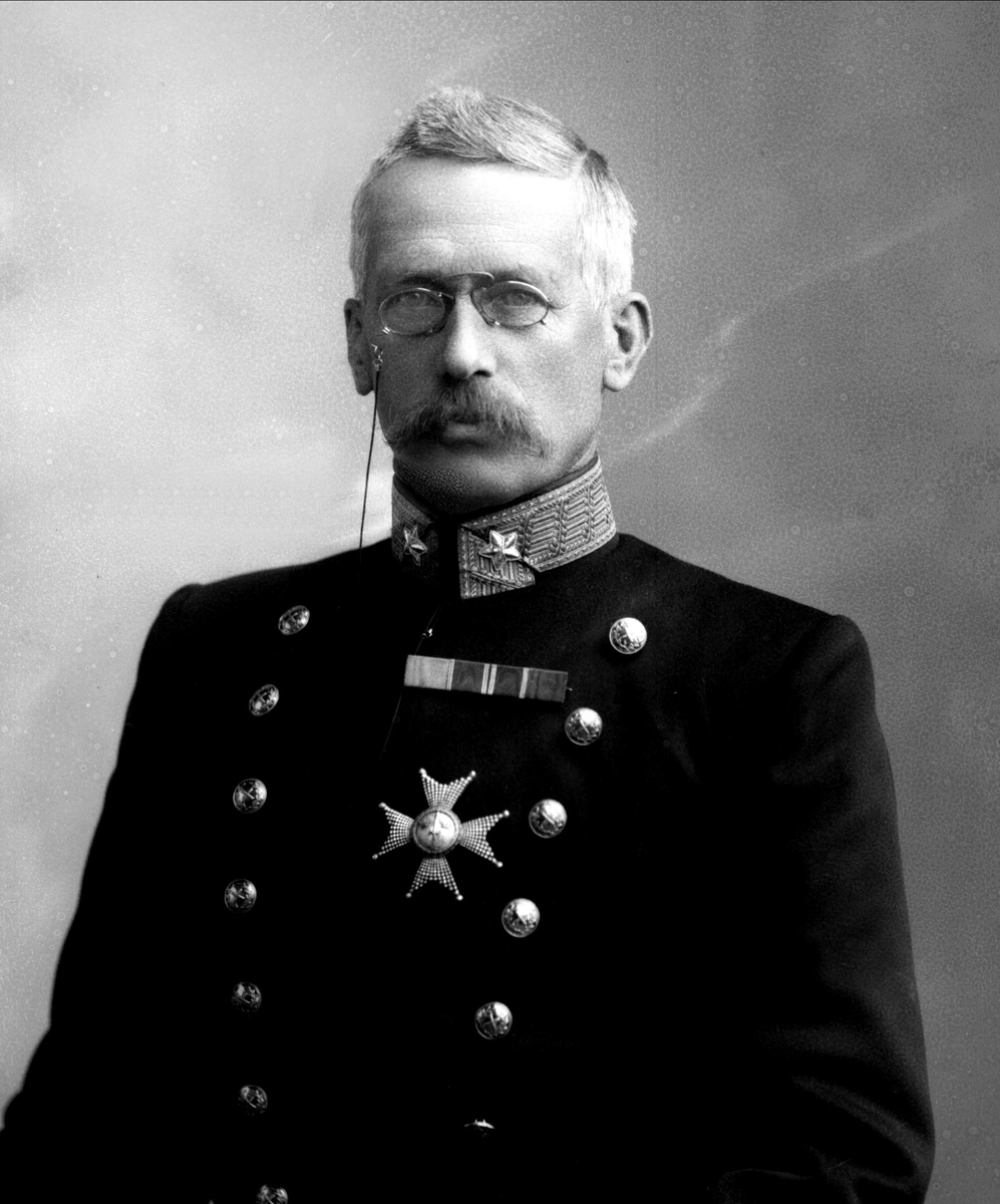 Gustav Borgen, Portrett, Trygve Olavsøn Klingenberg (1842-1932), i uniform som generalmajor som reglementert fra 1899.