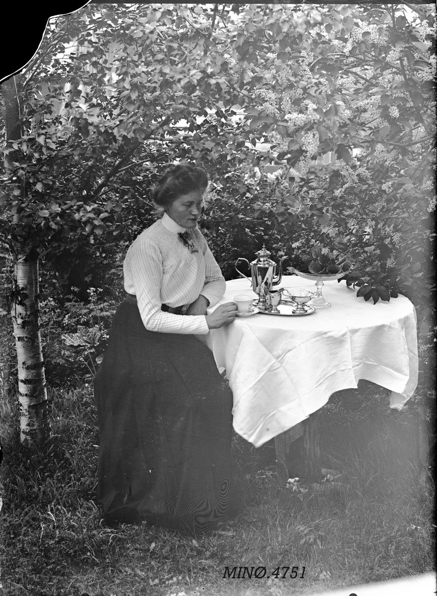 Peder J. Bredalslien, portrett, kaffeservise,